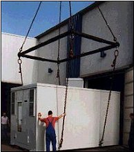 Einfacher Transport eines Containerschalthauses