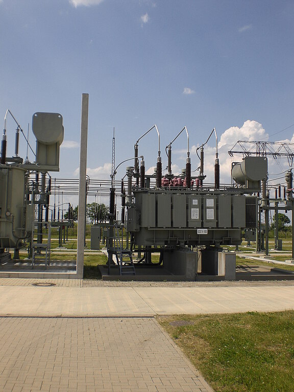 Trafo_in_Umspannwerk.jpg